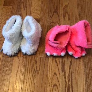 Two pairs of slippers 7/8T
